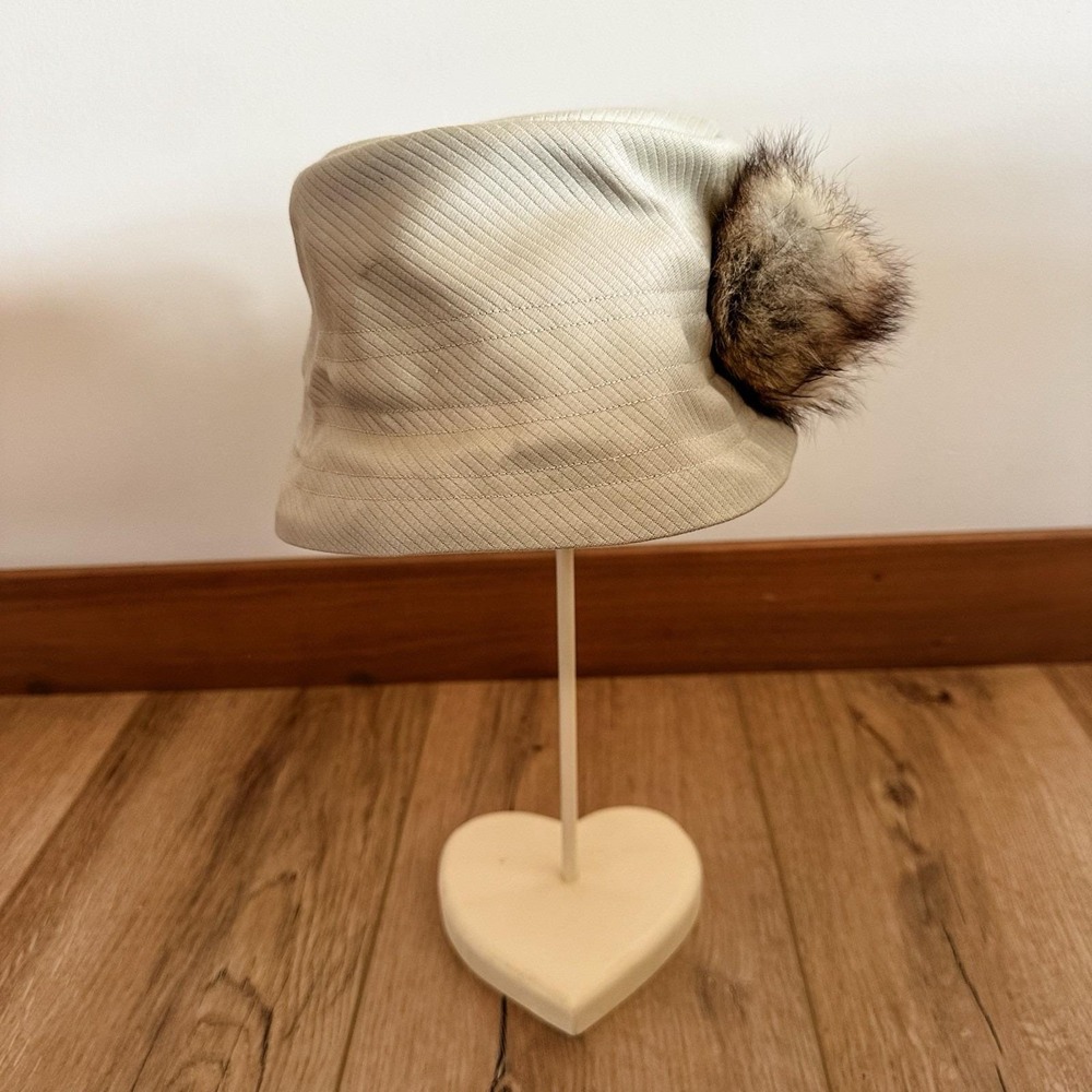 VTG 50's Women's‎ Neutral Cream Hat Button Back With Faux Fur Pom Pom Winter